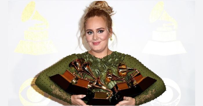 La cantante britnica Adele arras en los premios Grammy