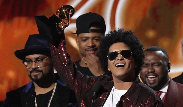 Bruno Mars arras en la noche de los Grammy