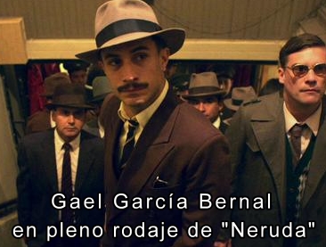 Gael Garca Bernal en pleno rodaje de Neruda